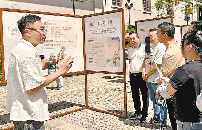 郵票剪貼畫(huà)亮相汕頭小公園